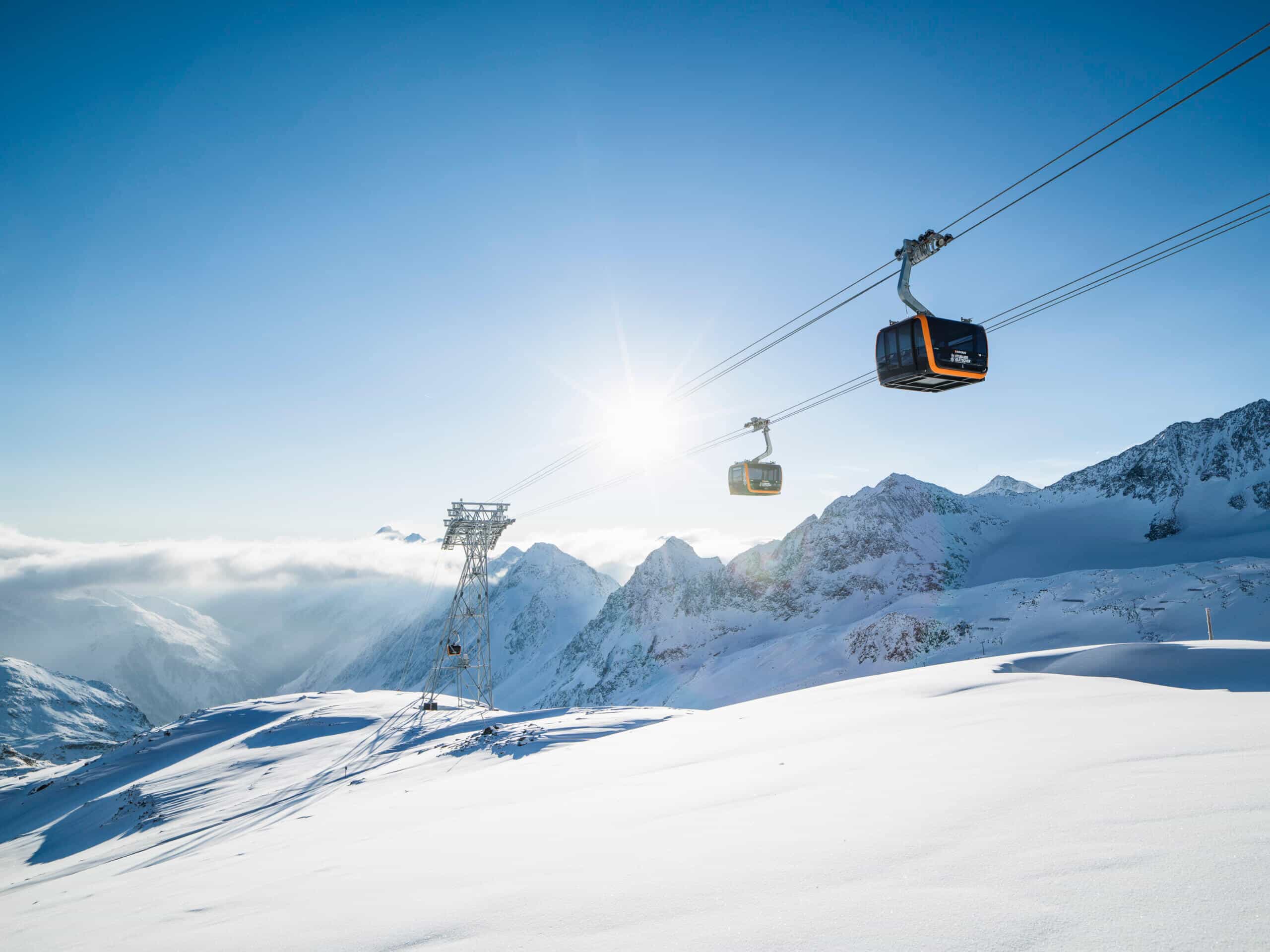 Gondel der 3S-Bahn am Stubaier Gletscher über schneebedeckten Bergen