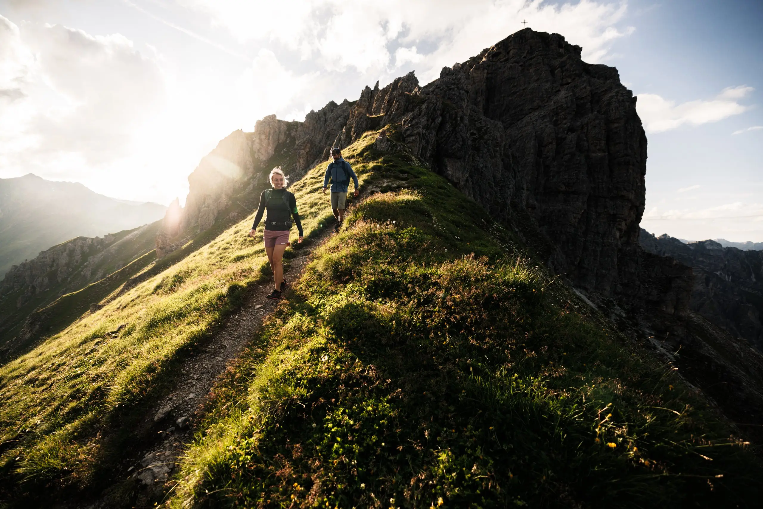 Wanderer auf einem sonnigen Bergrücken im Stubaital