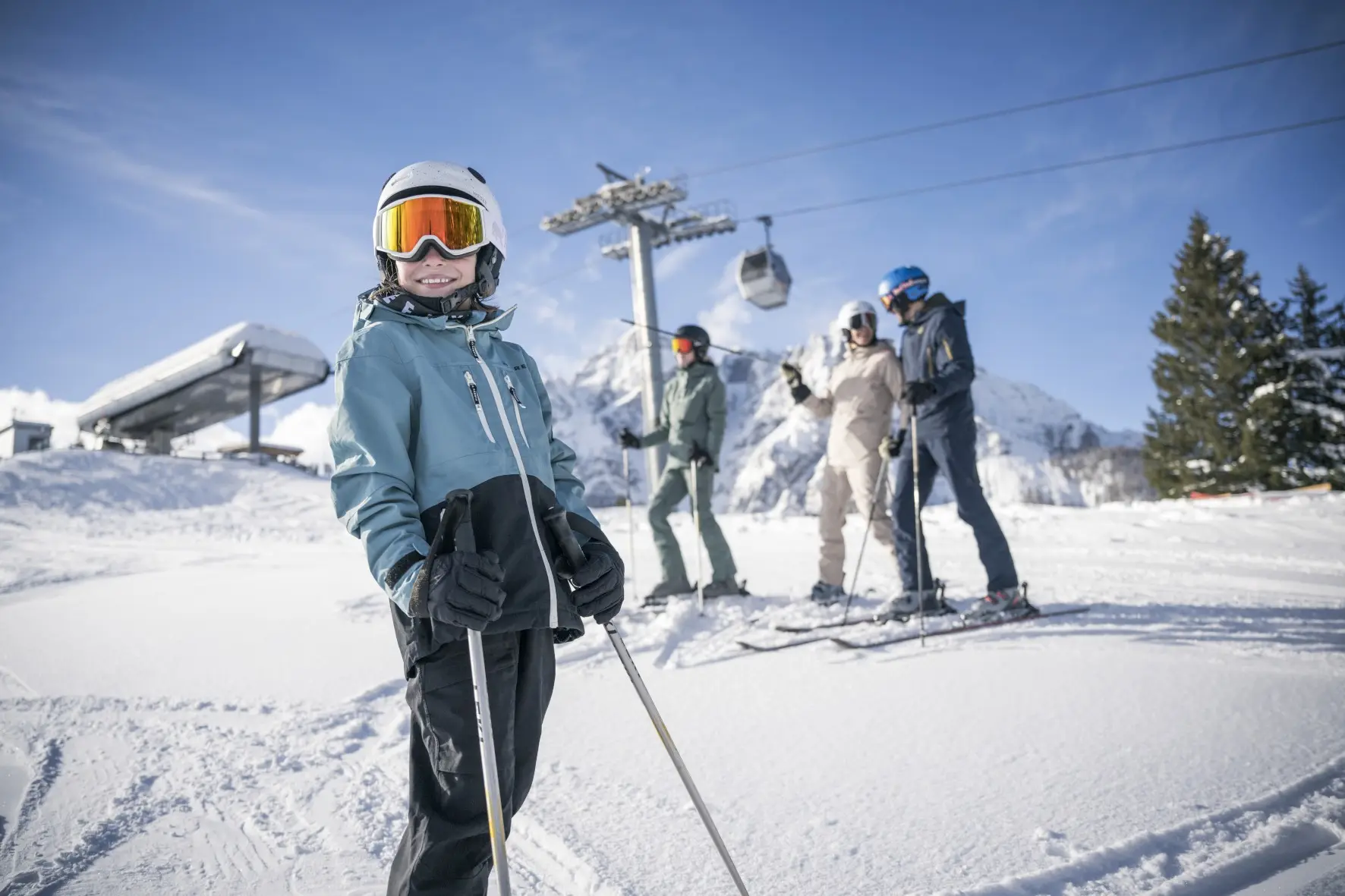 Zwei Skifahrer mit Ski auf der Schulter an der Piste