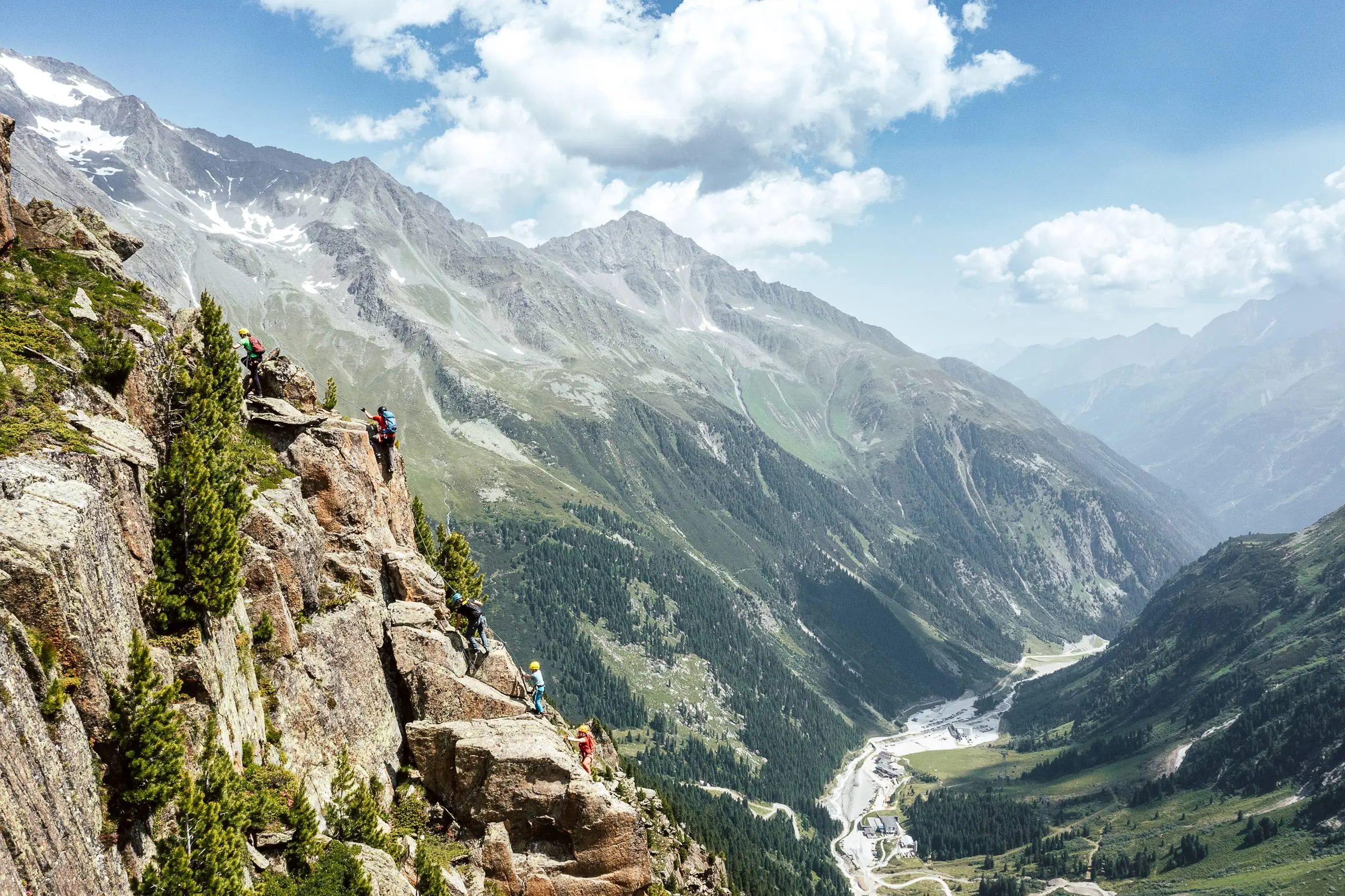 Steile Felswand am Klettersteig Fernau mit Blick ins Stubaital