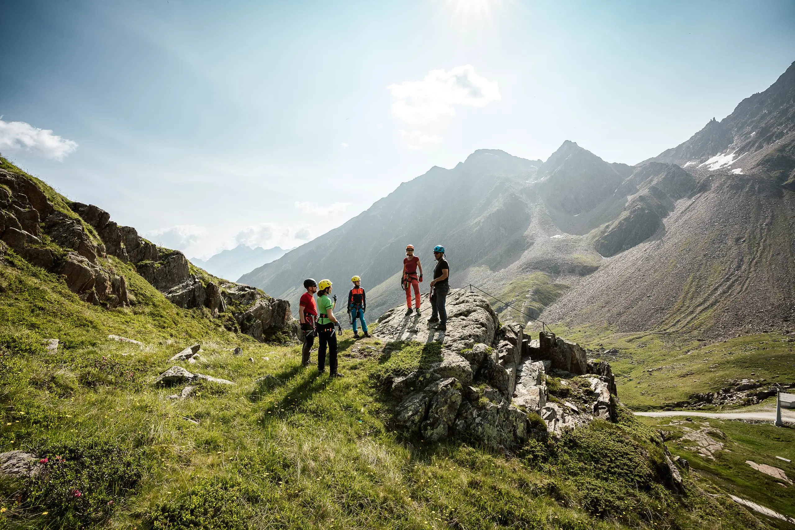 Gruppe im Geröllfeld unterhalb der Felswände am Klettersteig Fernau