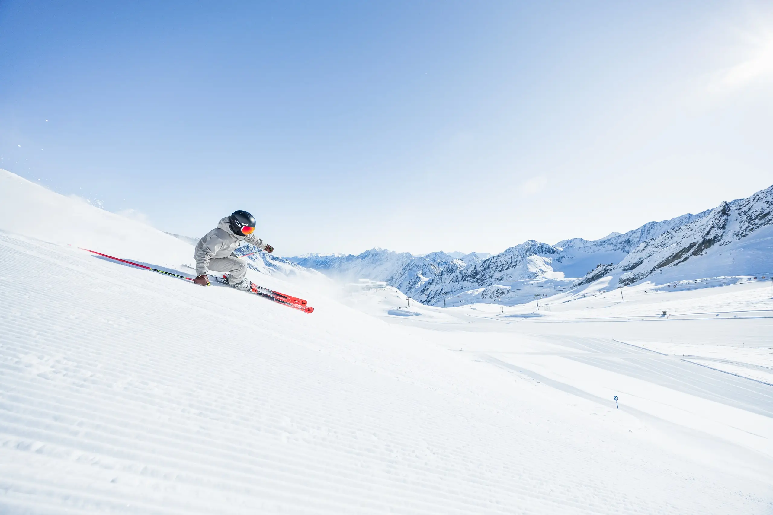Skifahrer in Schräglage auf einer präparierten Piste im Stubaital