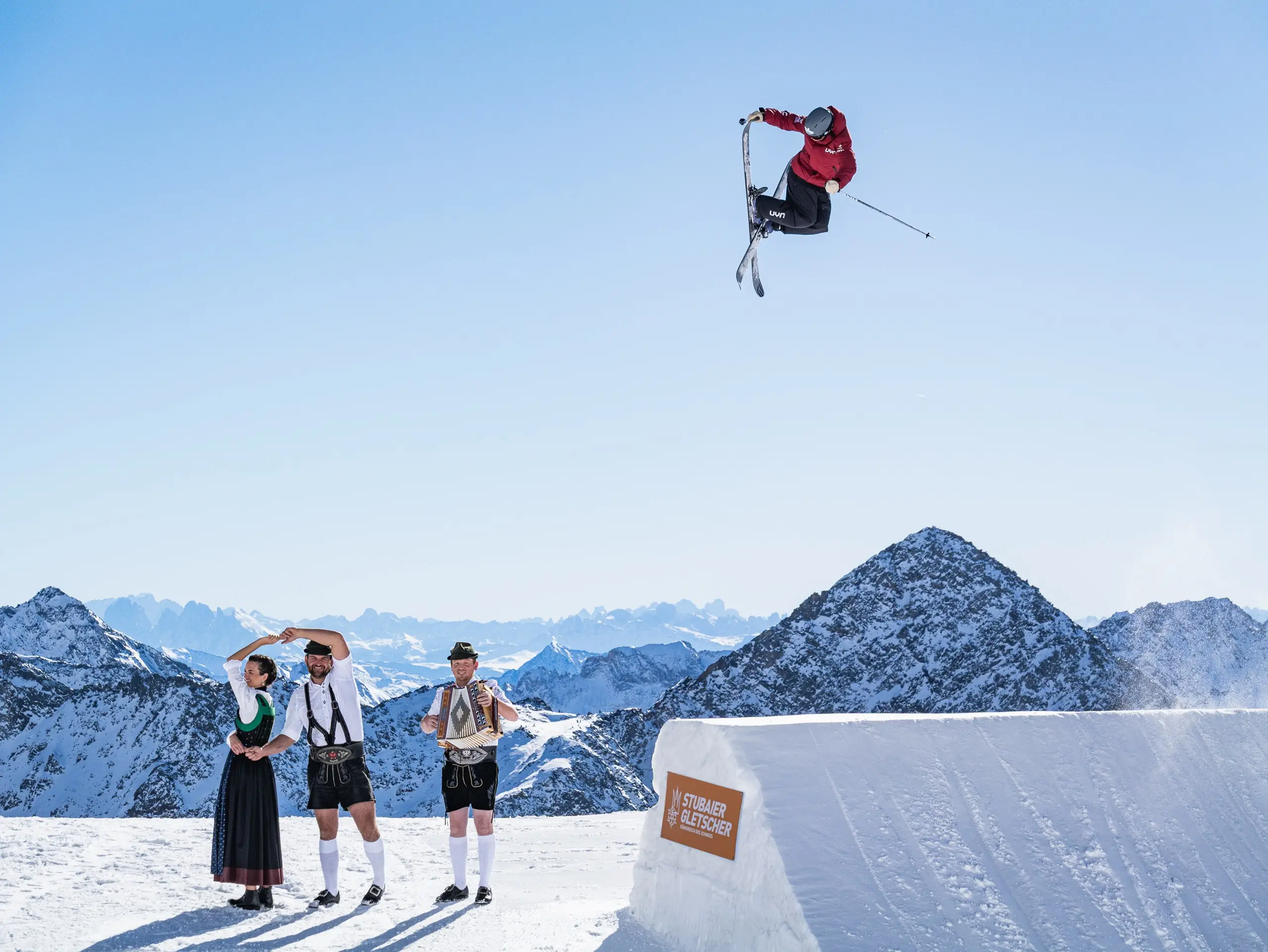 Freestyle-Sprung mit Bergpanorama am Stubaier Gletscher