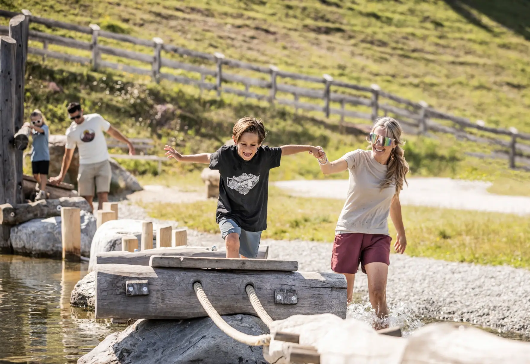 Kinder spielen an der Wasserstation Serleswasser am Erlebnisberg Mieders