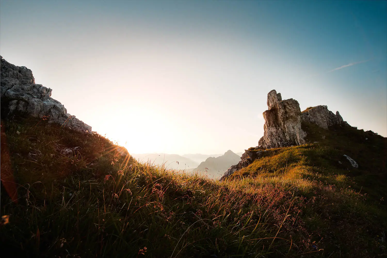 Morgenlicht an einer Felsformation über den Wiesen des Stubaitals