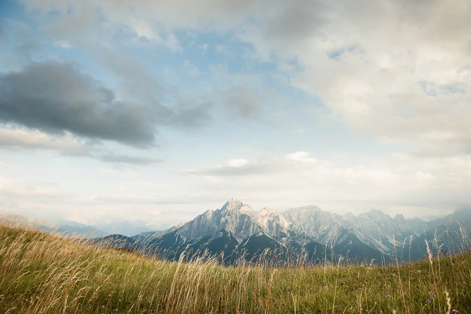 Bergpanorama des Stubaitals mit Wolken
