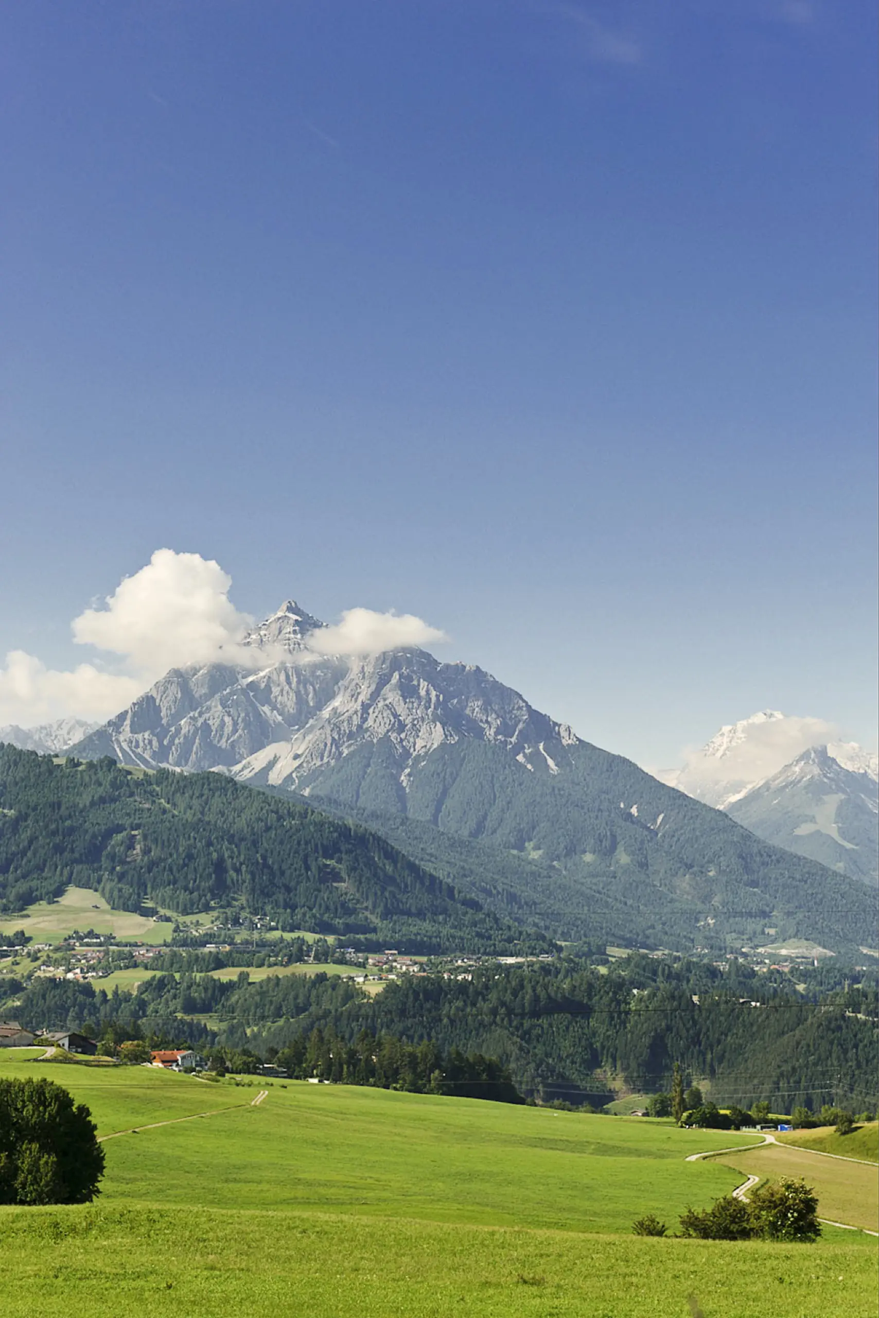 Gipfel der Serles über den Wiesen des Stubaitals