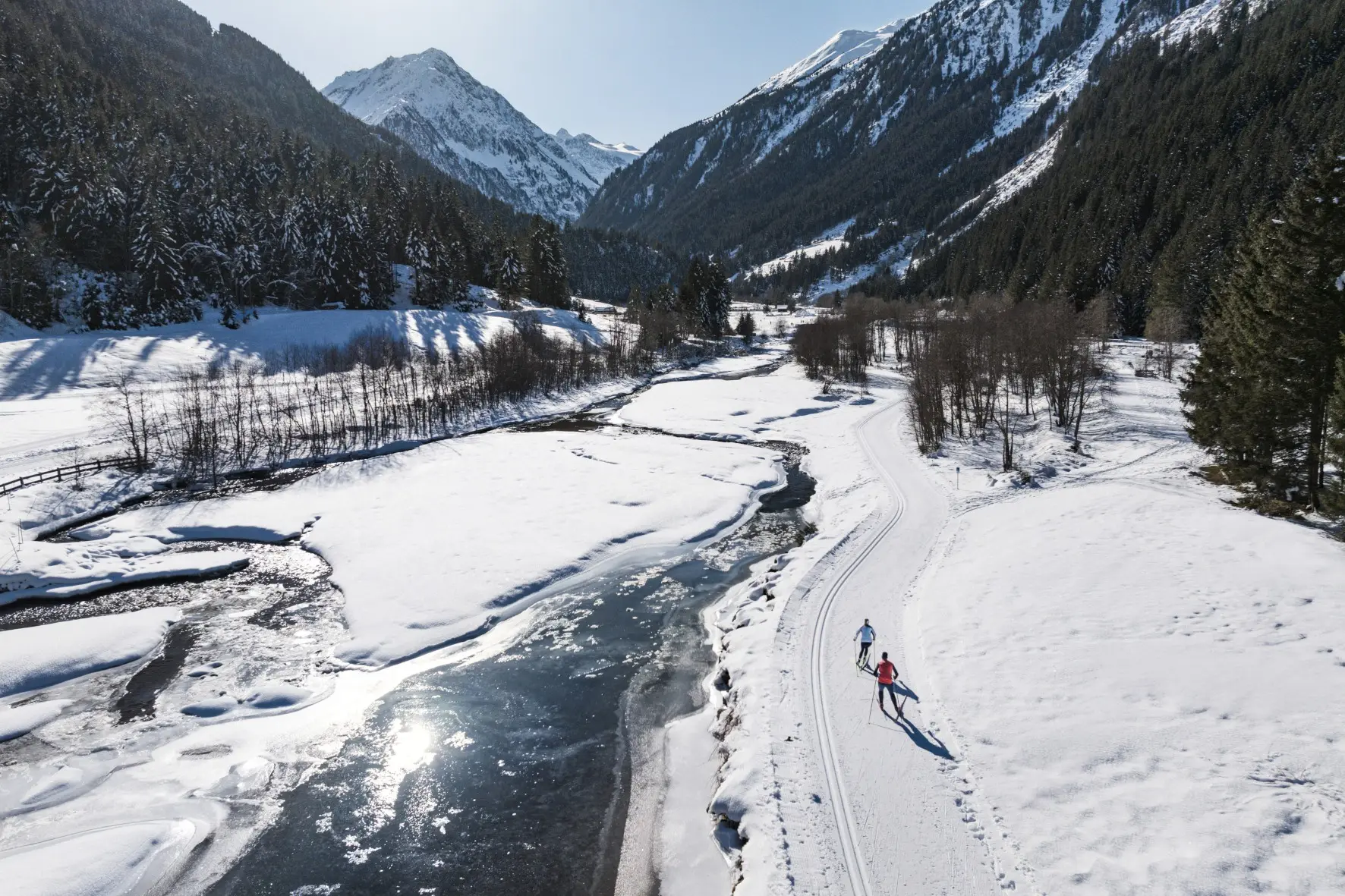 Frisch gespurte Langlaufloipe im verschneiten Stubaital